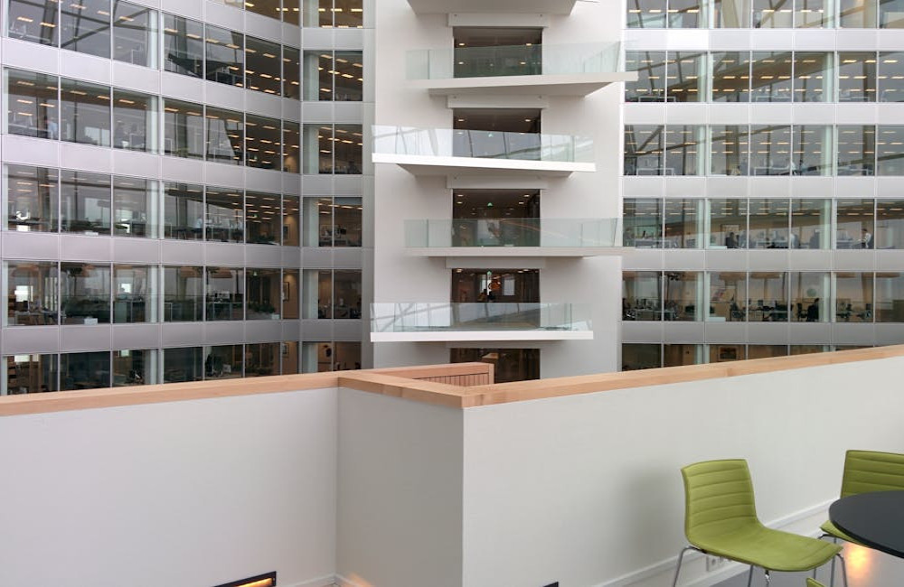 PVC ramen voor grote gebouwen en magazijnen: efficiëntie, comfort en controle op schaal