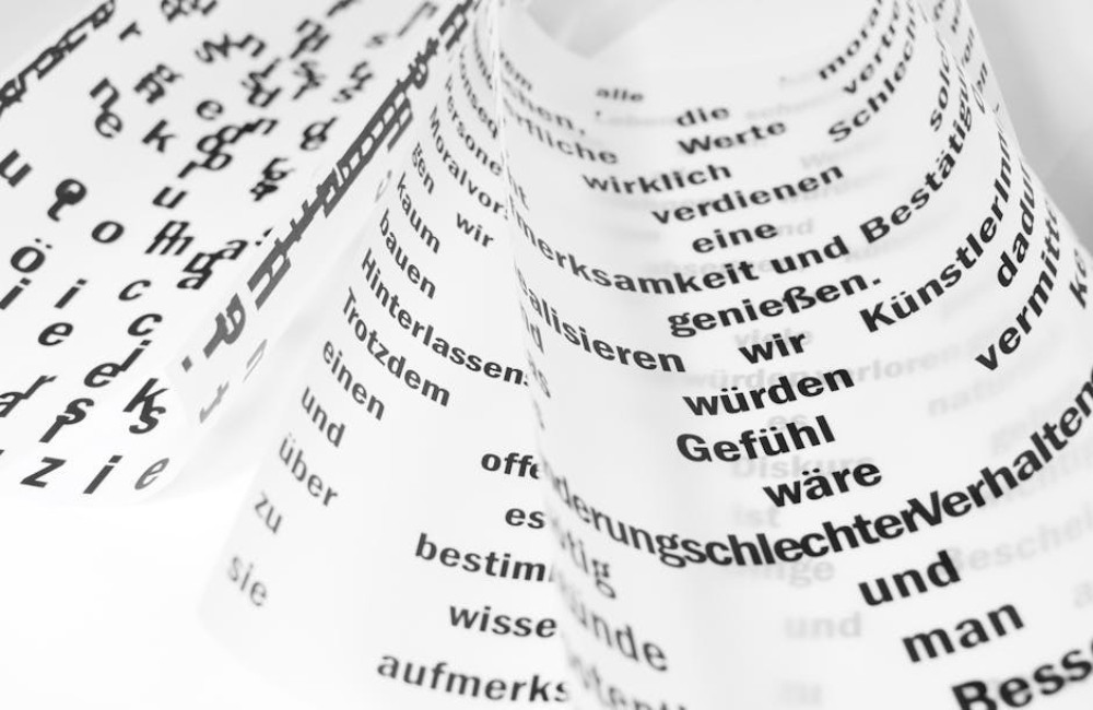 Wat betekent 'iemand in de kou laten staan' en waar komt het spreekwoord vandaan?