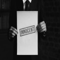 Wat betekent het spreekwoord 'de aap komt uit de mouw' eigenlijk?